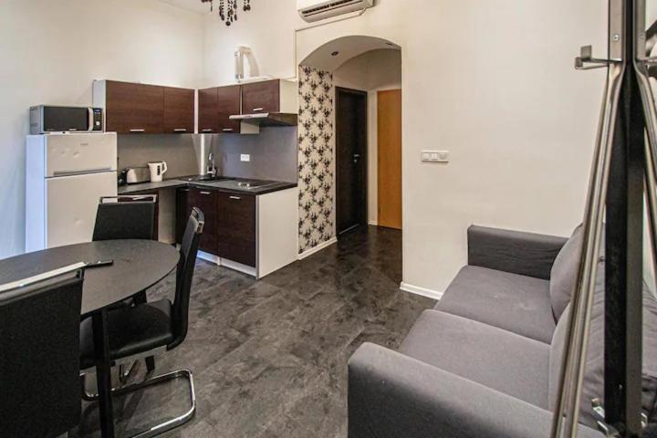 Cozy Homestay At Prague Main Station Extérieur photo